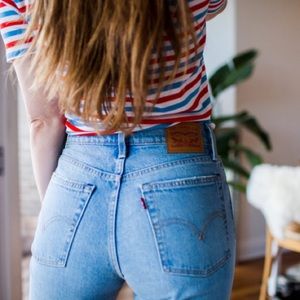 Levi’s Wedgie Jeans Light Wash Frayed Hem Button Fly Straight Leg Size 24